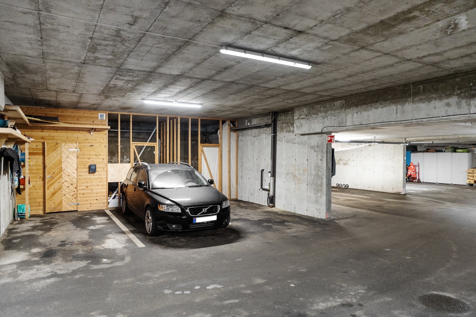 Egen parkeringsplass og privat bod i lukket garasjeanlegg.